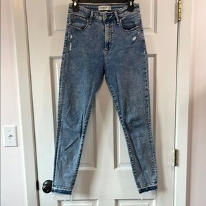 Abercrombie & Fitch Medium Wash Denim Skinny Jeans with Frayed Hem - Size 27